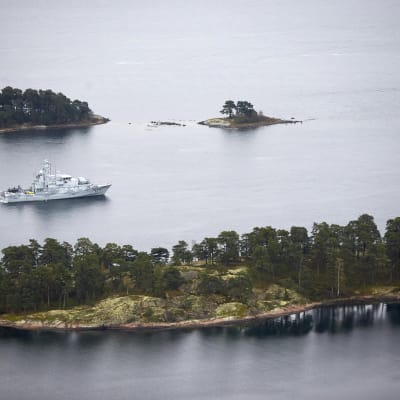 HMS Koster spanar i den svenska skärgården.