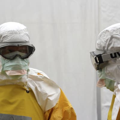 besökare på väg in i högriskzonen på ebolacentret i Monrovia