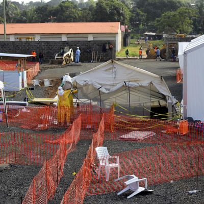Olika zoner på ebolacentret i Monrovia. Patienterna får malariamedicin, antibiotika, paracetamol och multivitaminer i kampen mot ebola