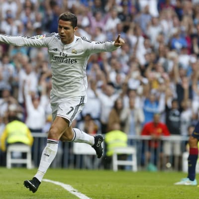 Cristiano Ronaldo firar ett mål.