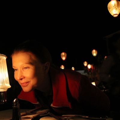 Mari Keinänen katsoo lampun valoa.