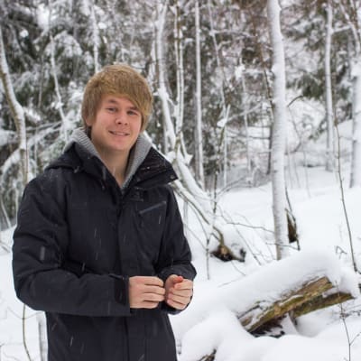 Aleksi Tuomola är en av 8 unga journalsiter som står bakom projektet Uusi Inari, en pop-up lokaltidning som är verksami Enare i fabruari och mars 2015.