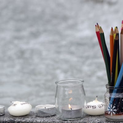 Minnesföremål på Place Royale i Nantes under en manifestation till minnet av terroroffren på satirtidningen Charlie Hebdo.