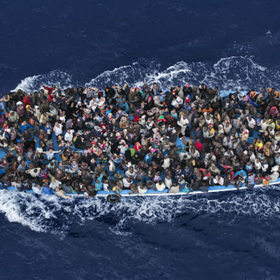 Flyktingarna kommer ofta i överfulla båtar.