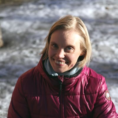 Heidi Lindqvist puistossa, PK, hymyillen