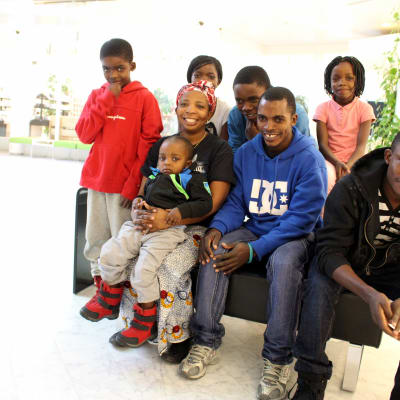 Familjen Etoka. Från vänster: Lubunga, mamma Machozi Amisa med Etoka Thomas i famnen, pappa Thomas och Kaluta. Bakre raden: Riziki, Etienne och Clementine.