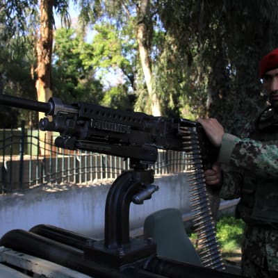 En afghansk soldat håller vakt efter att en regeringssoldat öppnade eld mot amerikanska soldater i Jalalabad.