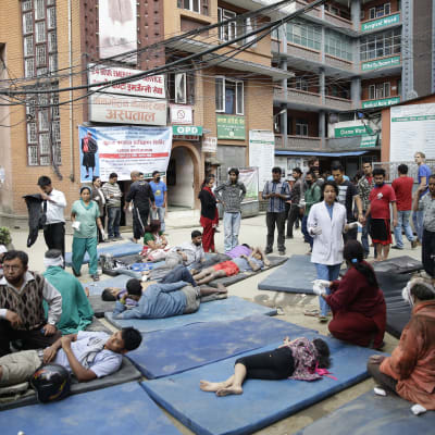 människor vårdas i Katmandu.