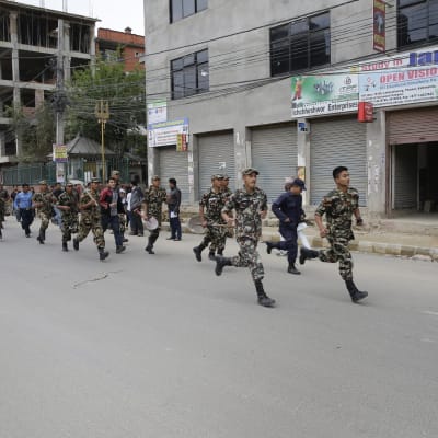 Soldater på gatorna i Katmandu i Nepal efter jordbävning.