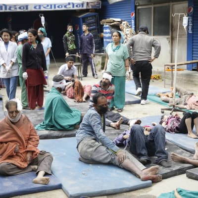 Människor som vårdas i Katmandu i Nepal.