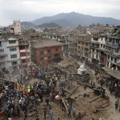 Arebetet att leta efter överlevande fortsätter i Katmandu den 26 april.