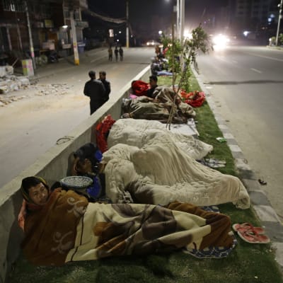 Människor sover utomhus efter jordskalvet.