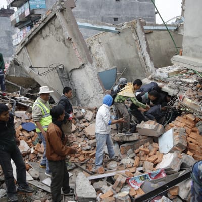 Räddningsarbetet pågår efter jordskalvet i Katmandu, Nepal.