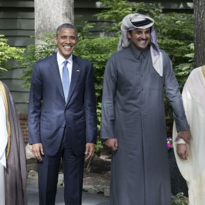 Barack Obama tillsammans med Kuwaits Schejk Sabah Al-Ahmed Al-Jaber Al-Sabah, Qatars Schejk Tameem bin Hamad Al Thani och Saudiarabiens inrikesminister och kronprins Mohammed bin Nayef bin Abdulaziz Al Saud på Camp David 14 maj 2015.