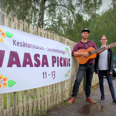Dennis Mänty uppträder på Vasa picnic och Vasa stads kulturchef Mia Wiik