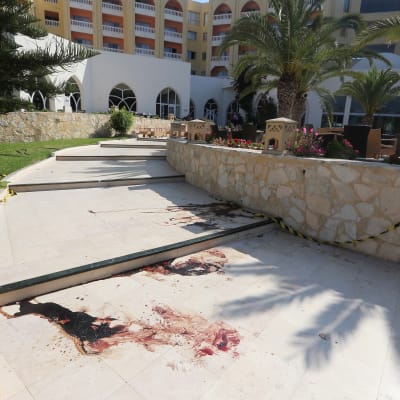 Blodfläckar nära ett hotell i Sousse, Tunisien.
