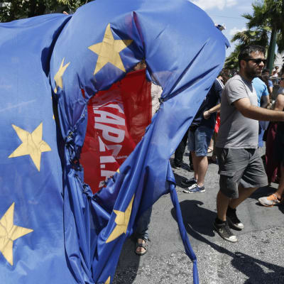 De som stöder ett nej till EU:s lånevillkor bränner en EU-flagga i Aten.