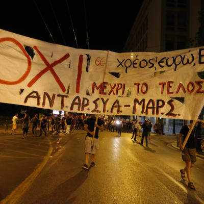 Greker protesterar för nej-sidan i folkomröstning.
