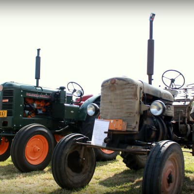 Nyrenoverade och mer slitna traktorer fanns med.