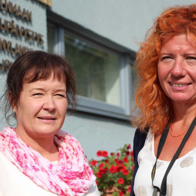 Kristina Huopalainen (t.v.) och Marika Johansson vid Borgå skyddshem.