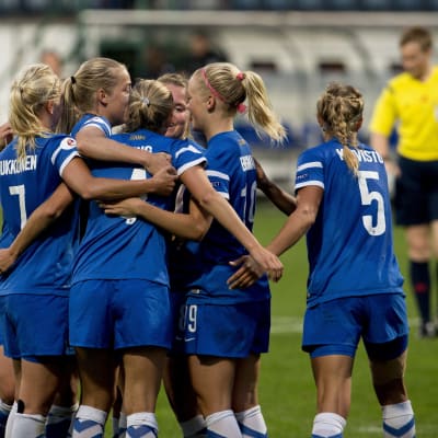 Finlands damer firar mål, Finland-Montenegro, hösten 2015.