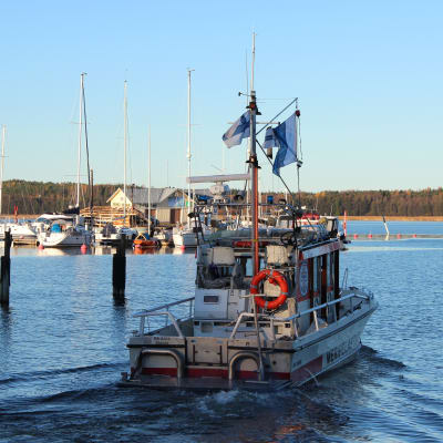 Ekenäs sjöräddare patrullerade vid hamninloppet för att varna inkommande båtar för dykare i vattnet.