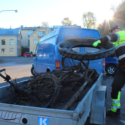 Cyklar och bildäck hittades det en hel del av.