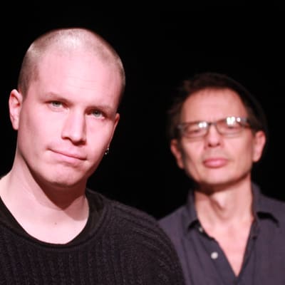 Regissören Akse Pettersson och journalisten Tomas Jansson på Svenska Teaterns scen.