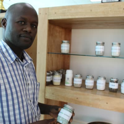 Kefa Makuri, ekonomichef på Yara i Tanzania förevisar gödningspreprat