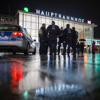 Polisen bevakar centralstationen i Köln.