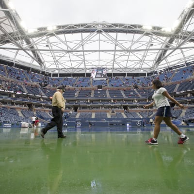 Funktionärer på tennisplanen på US Open 2015.