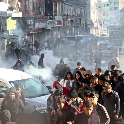 Kurdiska demonstranter och turkisk polis i sammandrabbning i Diyarbakir.