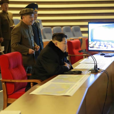 Nordkoreas ledare Kim Jong Un följer med hur satelliten Kwangmyongsong-4 skjuts upp i rymden. Kim har understrukit Nordkoreas vetenskapliga och militärteknologiska framgångar inför partikongressen i maj