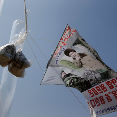 "Starta en proteststorm mot kärnvapendåren Kim Jong-Un" står det på banderollen som skickades upp över Nordkorea med en av propagandaballongerna.