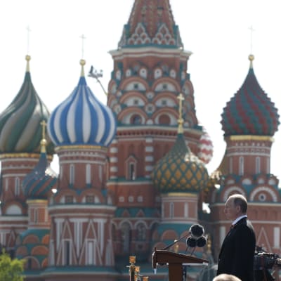 Rysslands president Vladimir Putin håller tal under Segerdagen den 9 maj 2016.