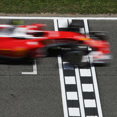 Kimi Räikkönens Ferrari kör över mållinjen.