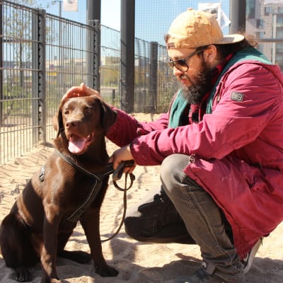 Hundägaren Jorge Padilla med hunden Canela