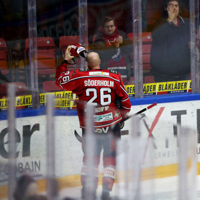 Toni Söderholm tackar HIFK-supportrarna i Helsingfors ishall den 30 mars 2015 efter att HIFK förlorat kvartsfinalserien mot Tappara.