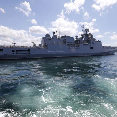 Det nya örlogsfartyget Amiral Grigorovitj hör till de fartyg som deltar i en pågående flöttövning på Svarta havet som oroar omvärlden