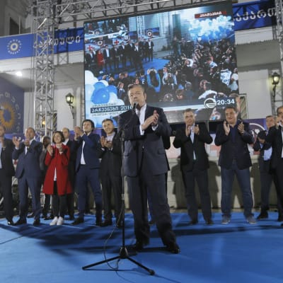 Premiärminister Giorgi Kvirikashvili som firar valsegern med sina partikamrater försäkrar att allt gick rätt till trots anklagelser om omfattande valfusk