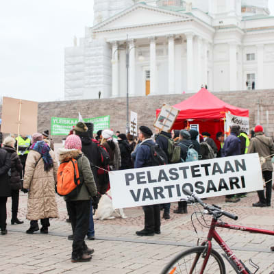 protester på senatstorget mot Helsingfors nya generalplan och delgeneralplanen för vårdö