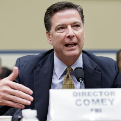 FBI-chefen James Comey har kommenterat utredningen av Clintons e-post vid flera tillfällen, bland annat i kongressförhör