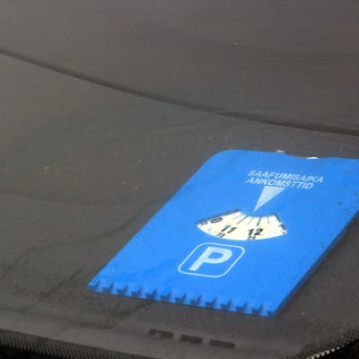 På bilden finns en blå parkeringsskiva.