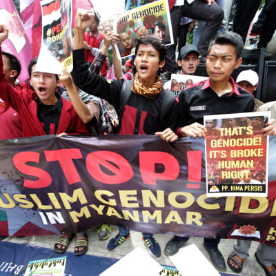 Indonesiska aktivister håller upp en banderoll med texten: "Stoppa folkmordet på muslimer" den 24.11.2016.