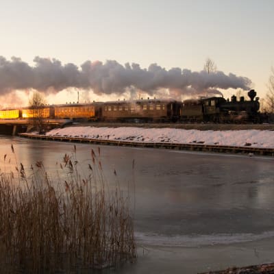 Museitåget och ångloket Pikku-Jumbo kör över Vasklotbron i Vasa. Vinter.