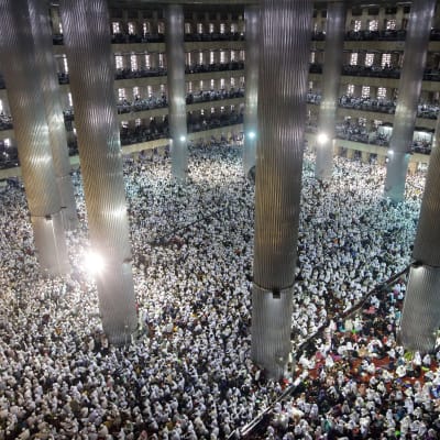 Omkring 100 000 vitklädda muslimer smalades i och utanför Istiqal moskén i Jakarta för att protestera mot huvudstadens kristna guvernör