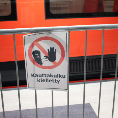 Förbjudet att gå skylt på Hagalunds metrostation