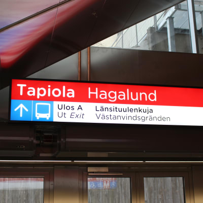 Skylt på Hagalunds metrostation