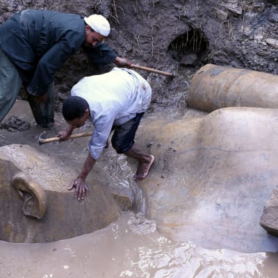 Några män gräver fram en staty som tros vara Ramses II.