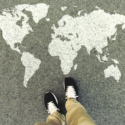 tossut joiden edessä alfalttiin maalattu maailman kartta